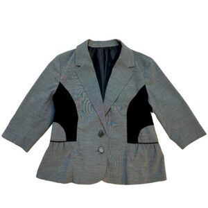 Women’s 3/4 sleeve blazer jacket with ruffle hem. Excellent condition.Smart Set
